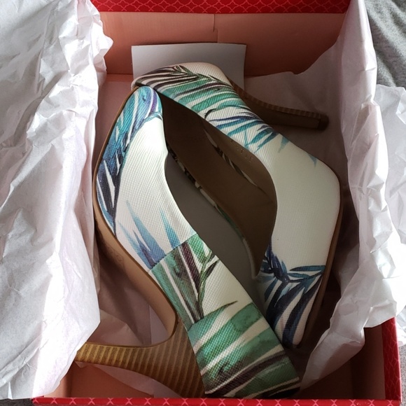 Women's Heels - Rounded Toe - Picture 6 of 6